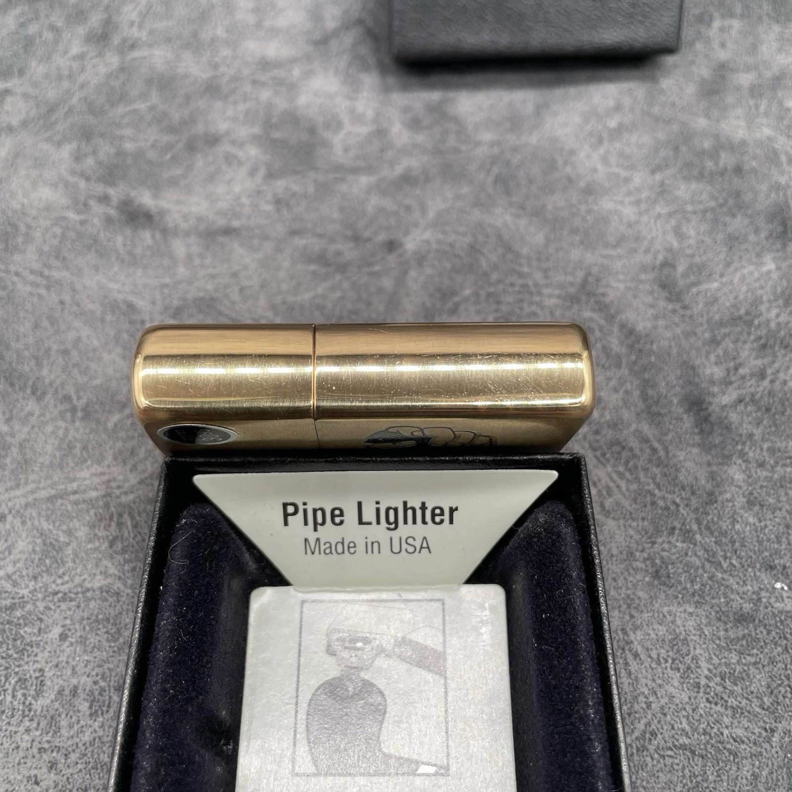 Zippo Pipe Lighter - Pipe in Hand 204B ( D Zippo 13 )